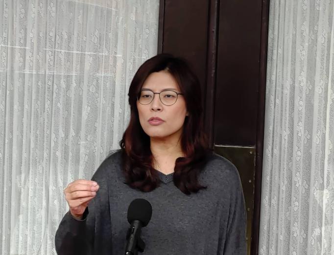 郑丽文好样的！民进党阻拦她去大陆，她轻松破解！郑丽文说这句话的样子太