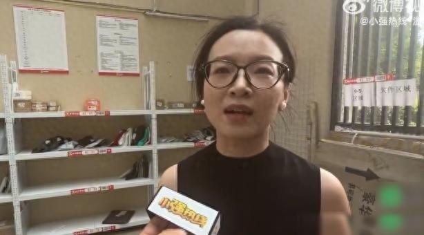 “冤不冤？”浙江绍兴，一名女子网购了一套露营设备，但快递放在街区代收点足足六个月