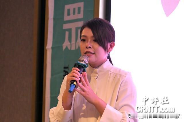 高虹安五一冲上新闻热搜！先陪卢秀燕参访鱼市场，再陪柯文哲过母亲节，美女市长用“
