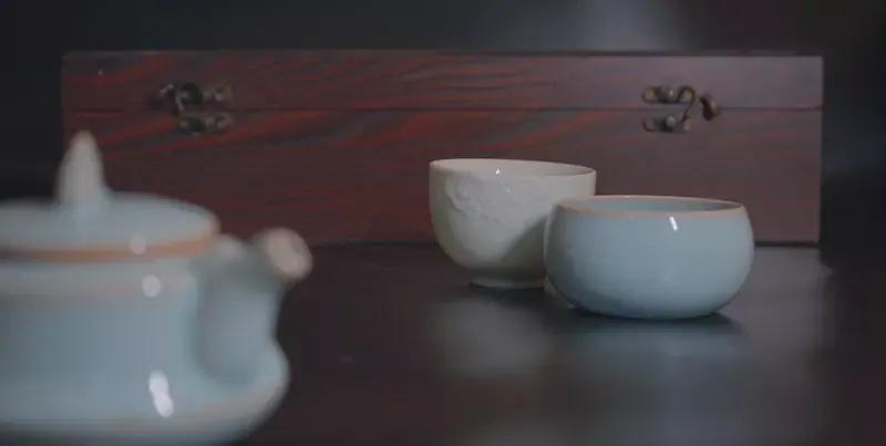 宋代汝窑瓷器那是相当珍贵。它位列宋代“五大名窑”之首，是“青瓷之冠”。汝窑专为宫