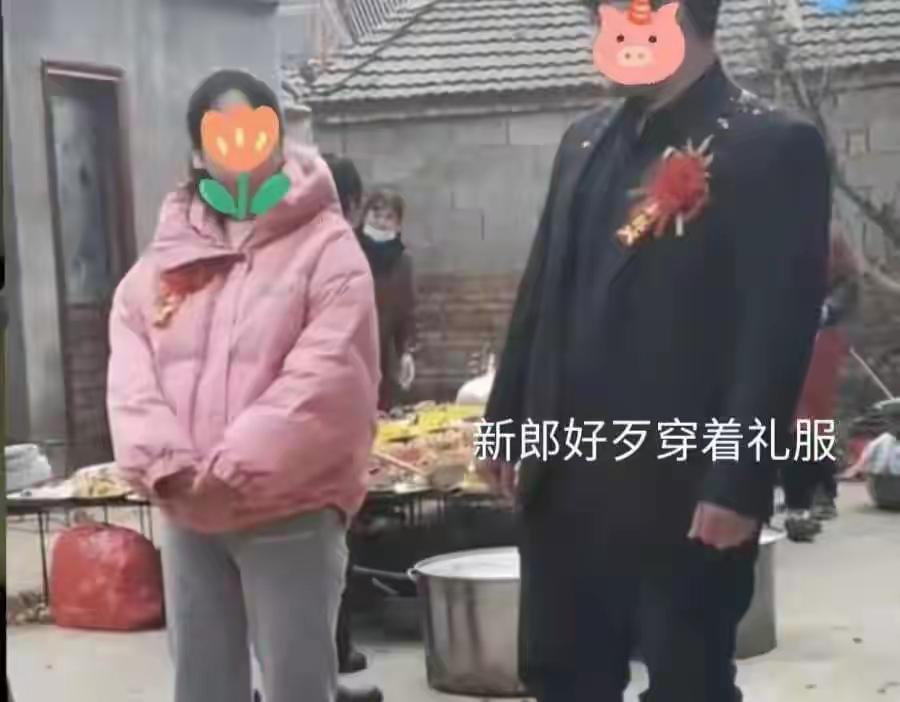 河南南阳，一场“特殊”的婚礼正在举行。现场没有一点喜庆和喜字，新娘更是没化妆没婚