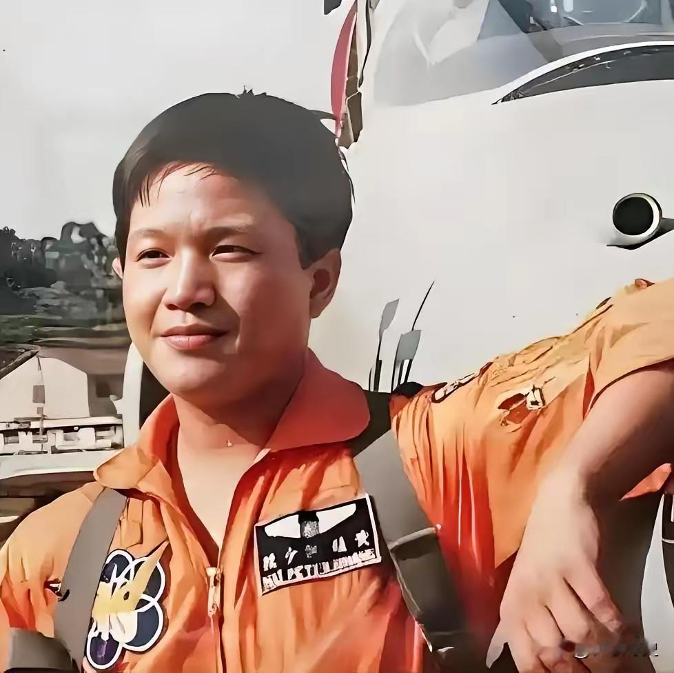 1981年，台湾飞行员黄植诚驾驶着最先进的飞机向大陆投诚，却被后座飞行员察觉，危