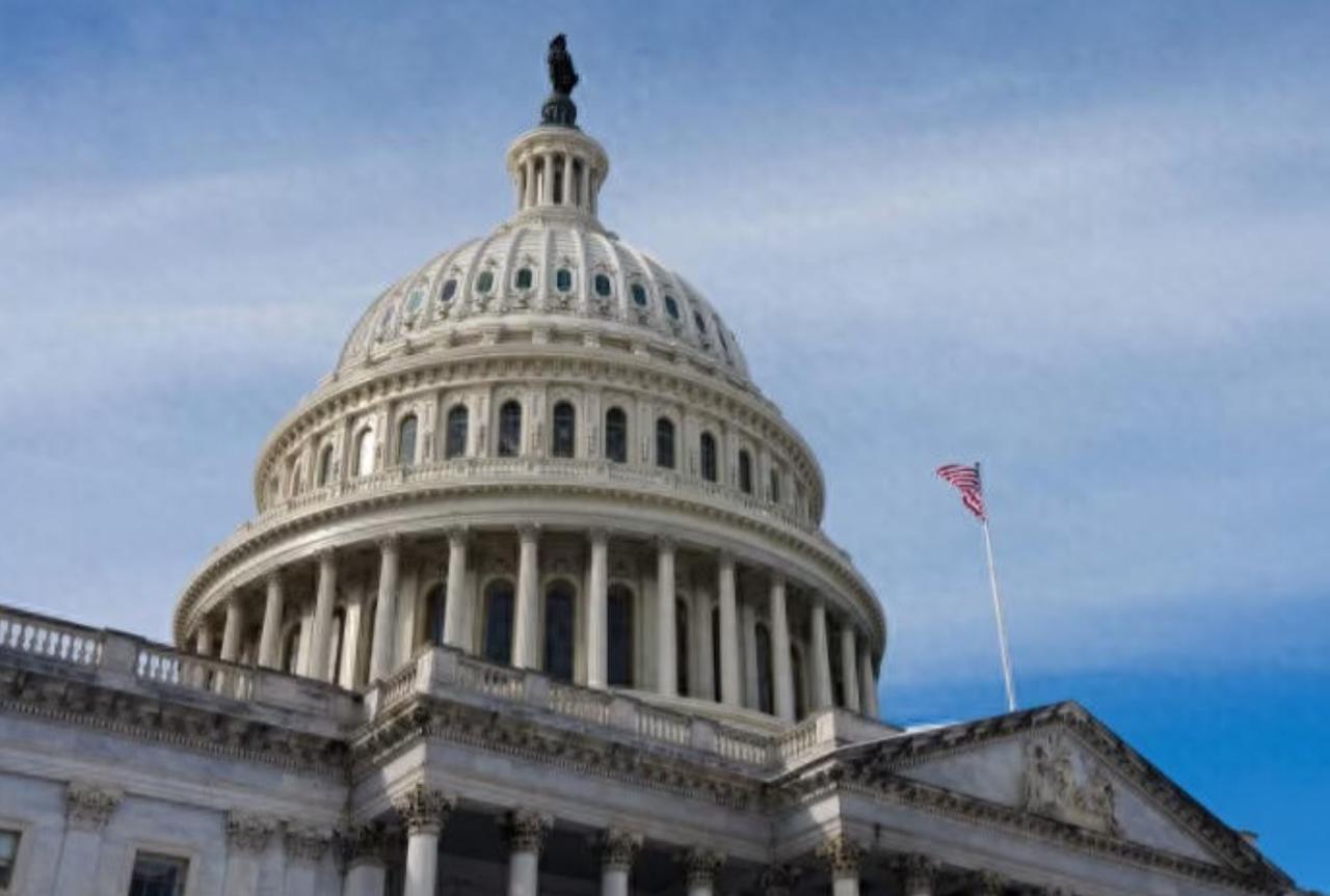 美国中期选举开战：民主党连胜，特朗普铁粉退场让“最保守”选区出现两党决选。距