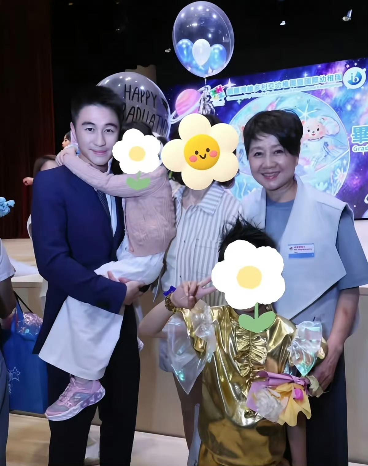 香港某知名幼儿园的毕业典礼，何猷君上台发言、古巨基和小朋友一起表演，周丽淇也上台