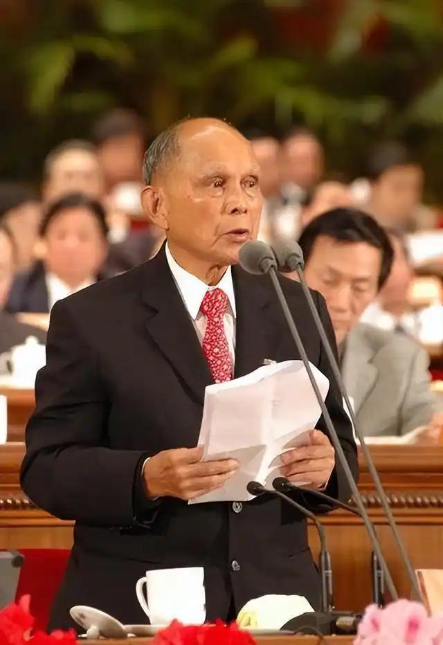 最爱国的四位商人，个个都是无价之宝第一位：霍英东。霍英东先生是享国葬待遇的香