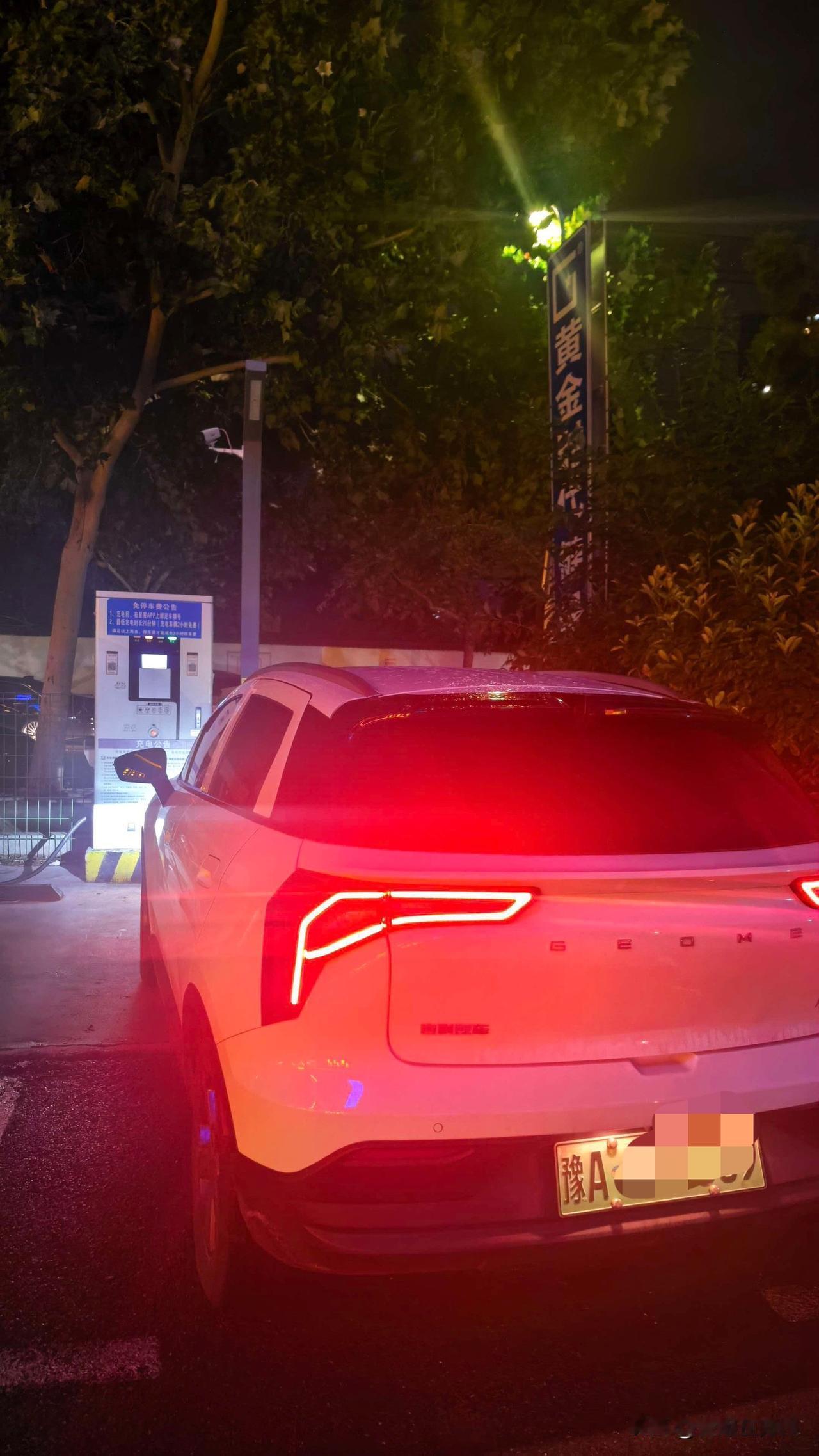 入职不到3个月，公司就给我配辆车，而且保险，充电啥的全报销，根本不用我花一分钱，