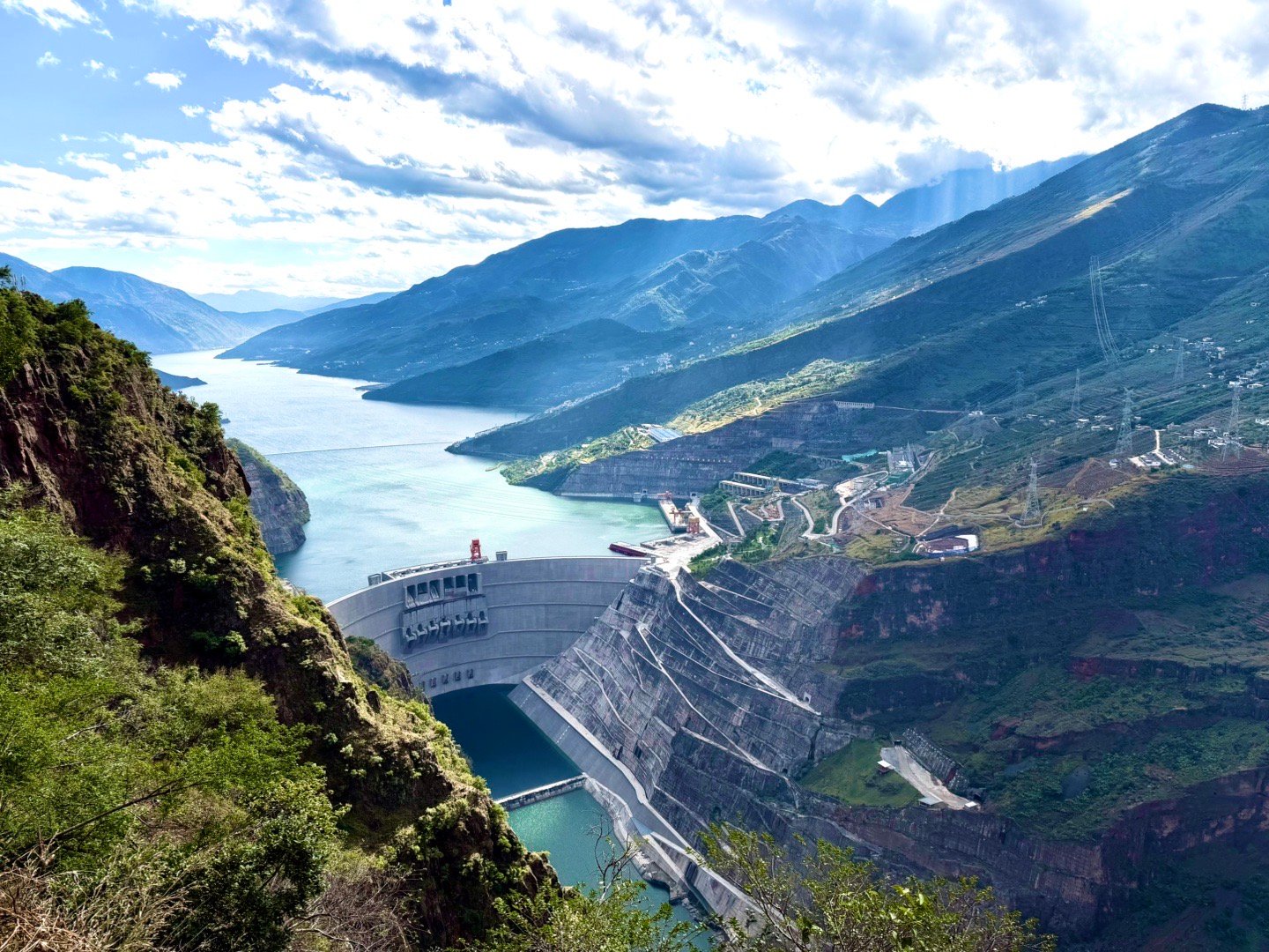 这趟游记，每天都在看“世界级”。白鹤滩水电站，水轮发电机组单机容量世界第一，地下