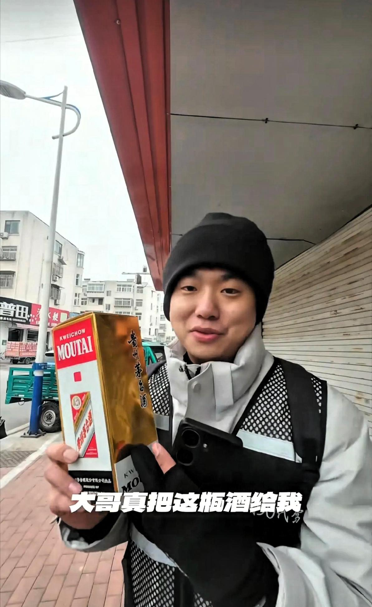 山东人太豪爽！1月24日晚，代驾小哥接到订单后，见车主喝多了，主动递上一瓶酸奶缓