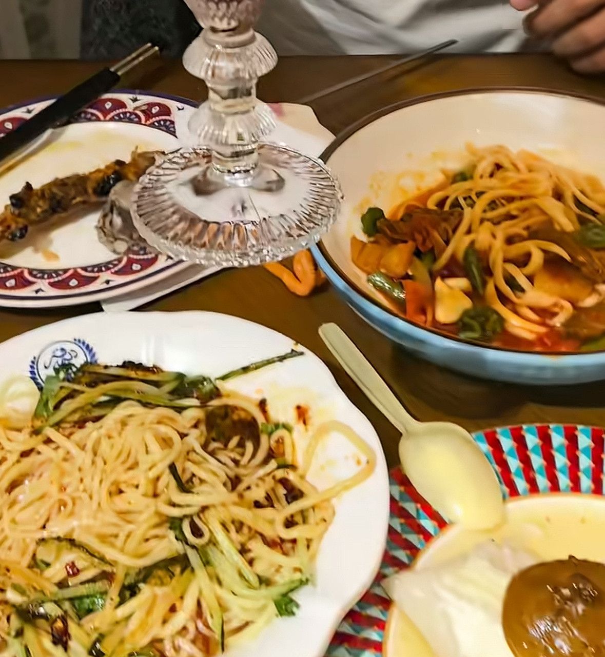 尼格买提家宴8个菜没一个青菜你们还真别说看起来好香啊大部分都是肉和碳水之前