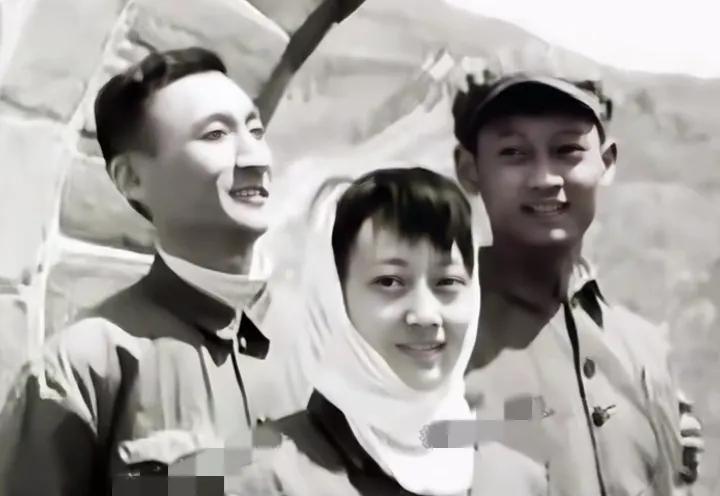 这是70年代，王晓棠与丈夫言小朋以及儿子一家三口游览长城时的留影。照片里的长