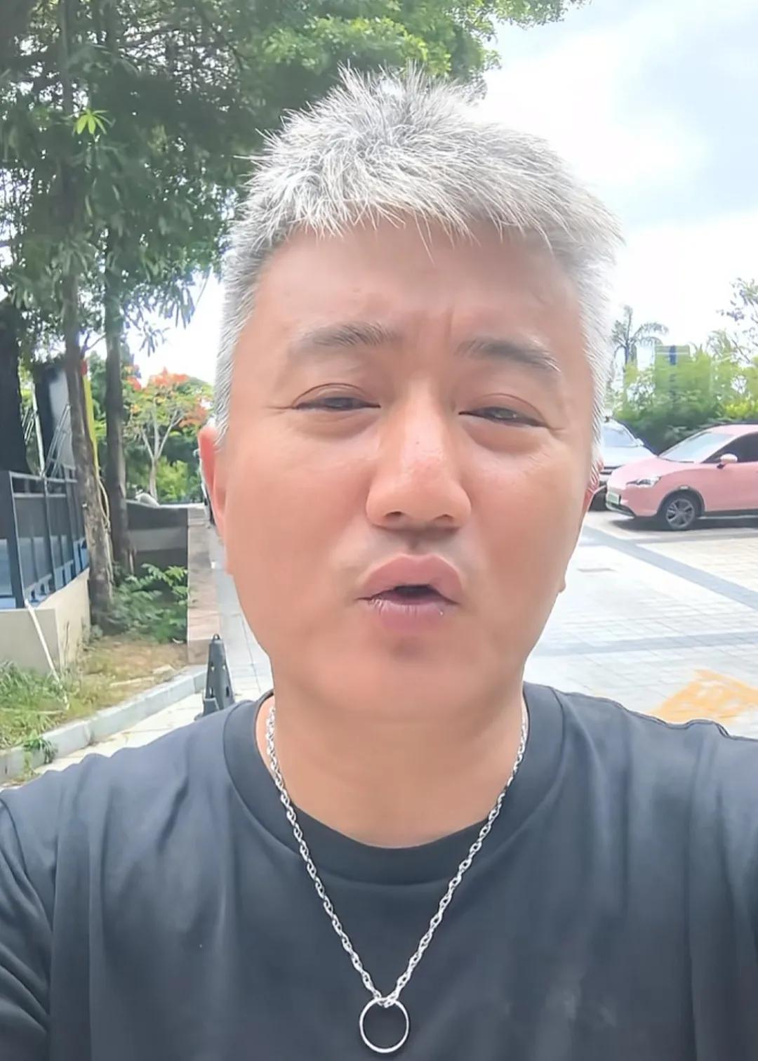 岁月匆匆！45岁叶静已是满头白发，身材圆润的大叔了近日，知名童星叶静更新日常短