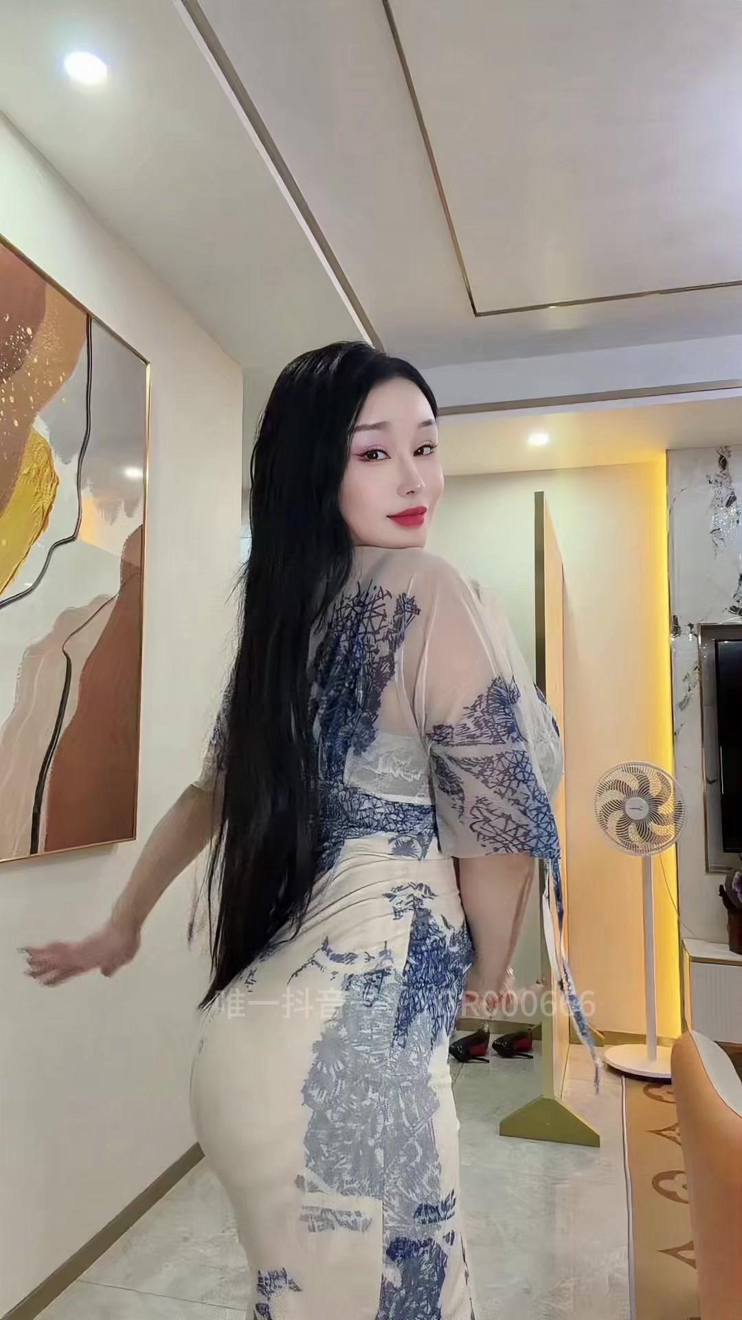 🌙晚上出门这么穿，微胖身材直接美出圈。微胖女生也能穿出撩人氛围感，把...