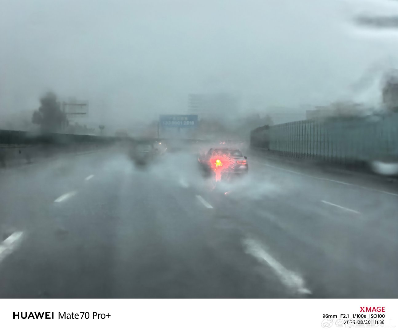 广州今天大雨，高速上我只遇到一个人会正确开灯。来自一位丰田凯美瑞车主。这张照片可以直观的看出在能见度