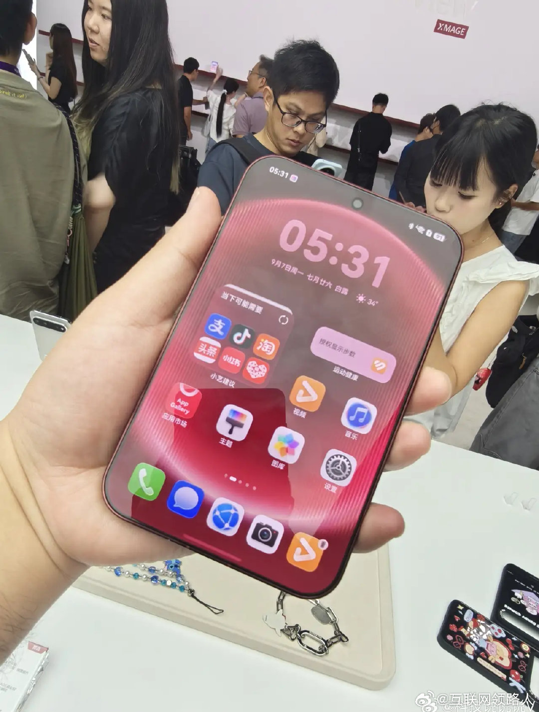 华为PuraX‑View首销日卖出18万台，这个成绩算不算卖爆？网上都说小米18Fold同样卖爆了，