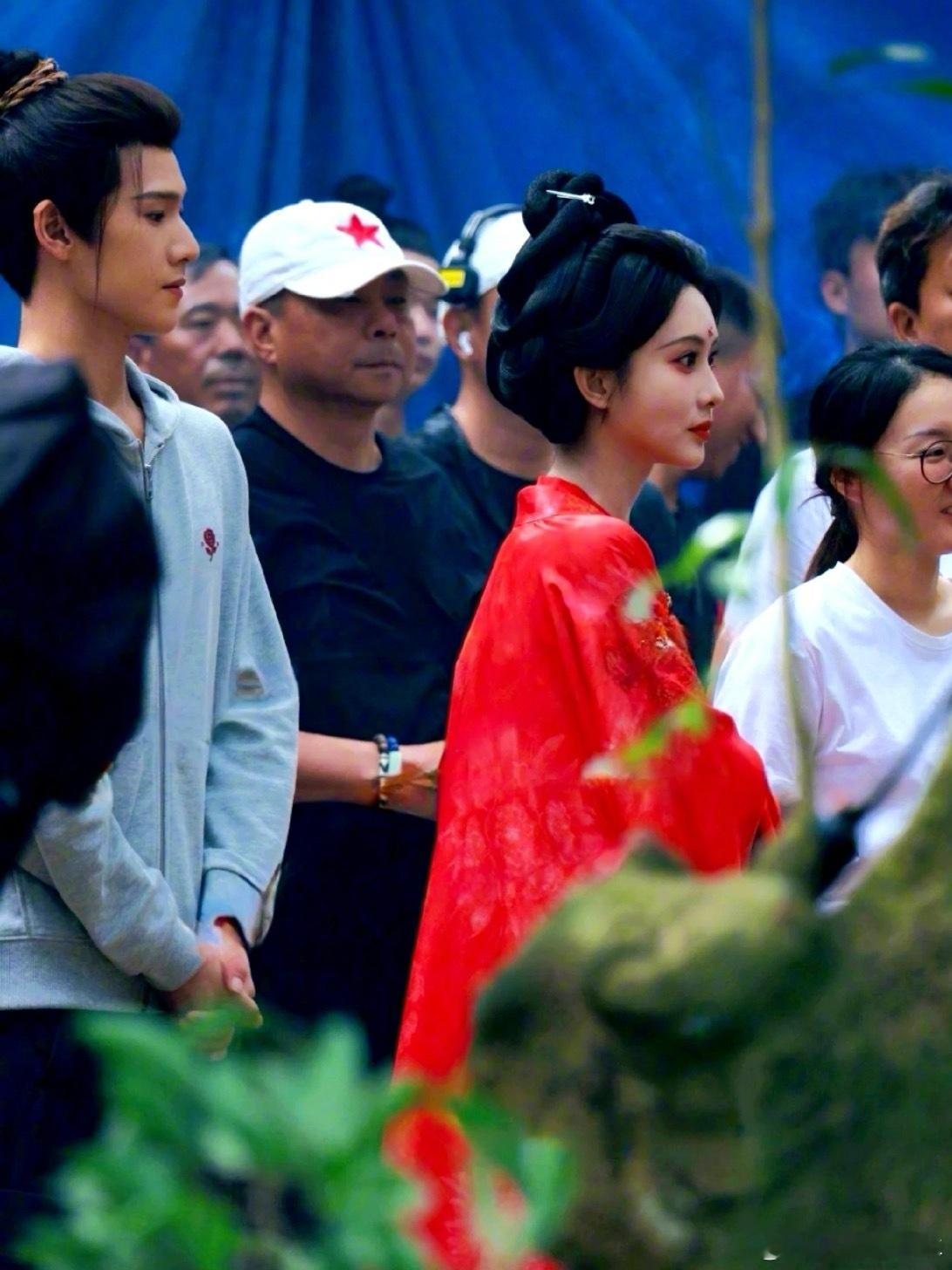 孟子义李昀锐广东开机同框看来昨天说两人的恋情，还是有点门道。1、根本没有恋情，