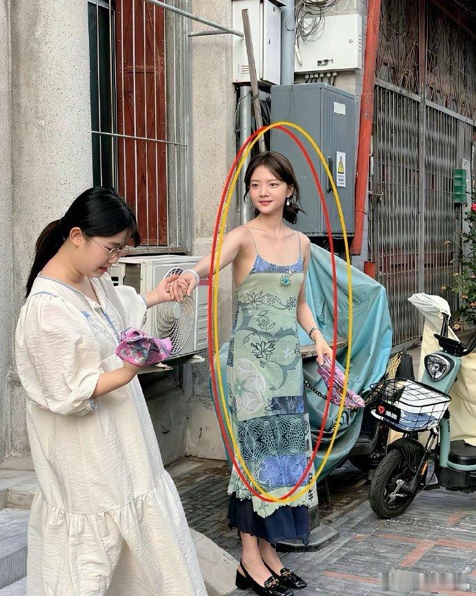 任敏这脸型着实吃亏，明明已瘦到极致，可那脸瞧着还是肉嘟嘟的，仿佛自带“圆润滤镜”