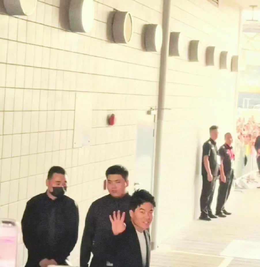 今天，董宇辉让人感动到哭的一幕:“亚宠展”结束之后，董宇辉走出电