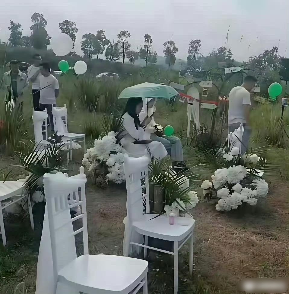 心心念念的西式户外婚礼，看起来怪怪的