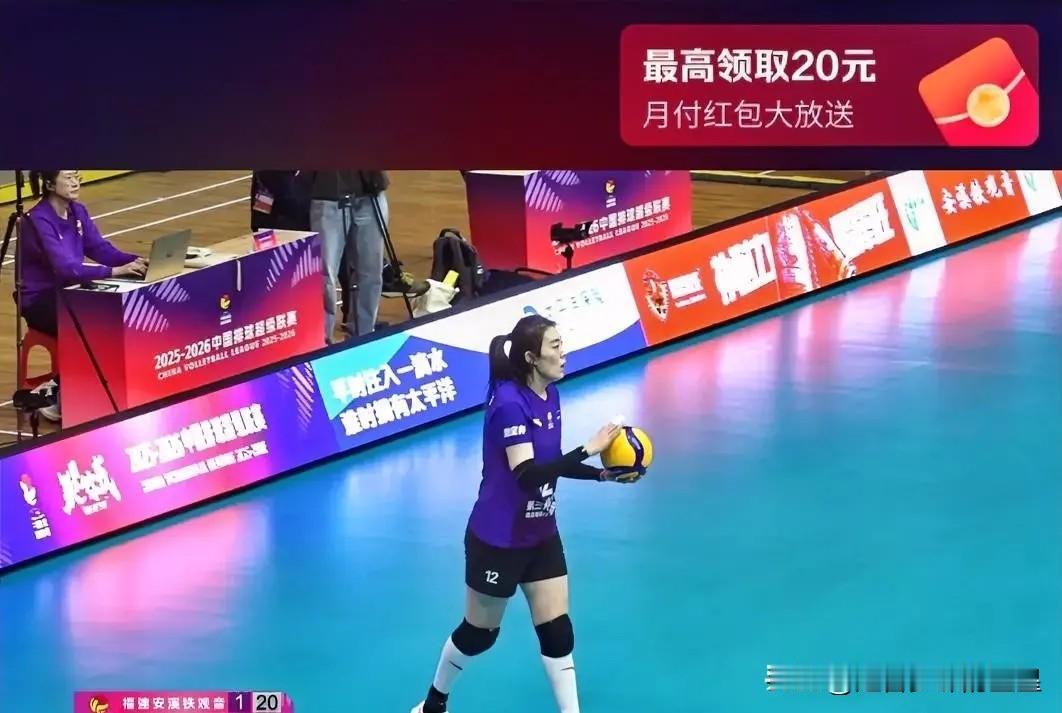 你见过光脚打正式比赛的吗？天津女排的孟豆就敢这么干！没穿袜子直接上场，看着都