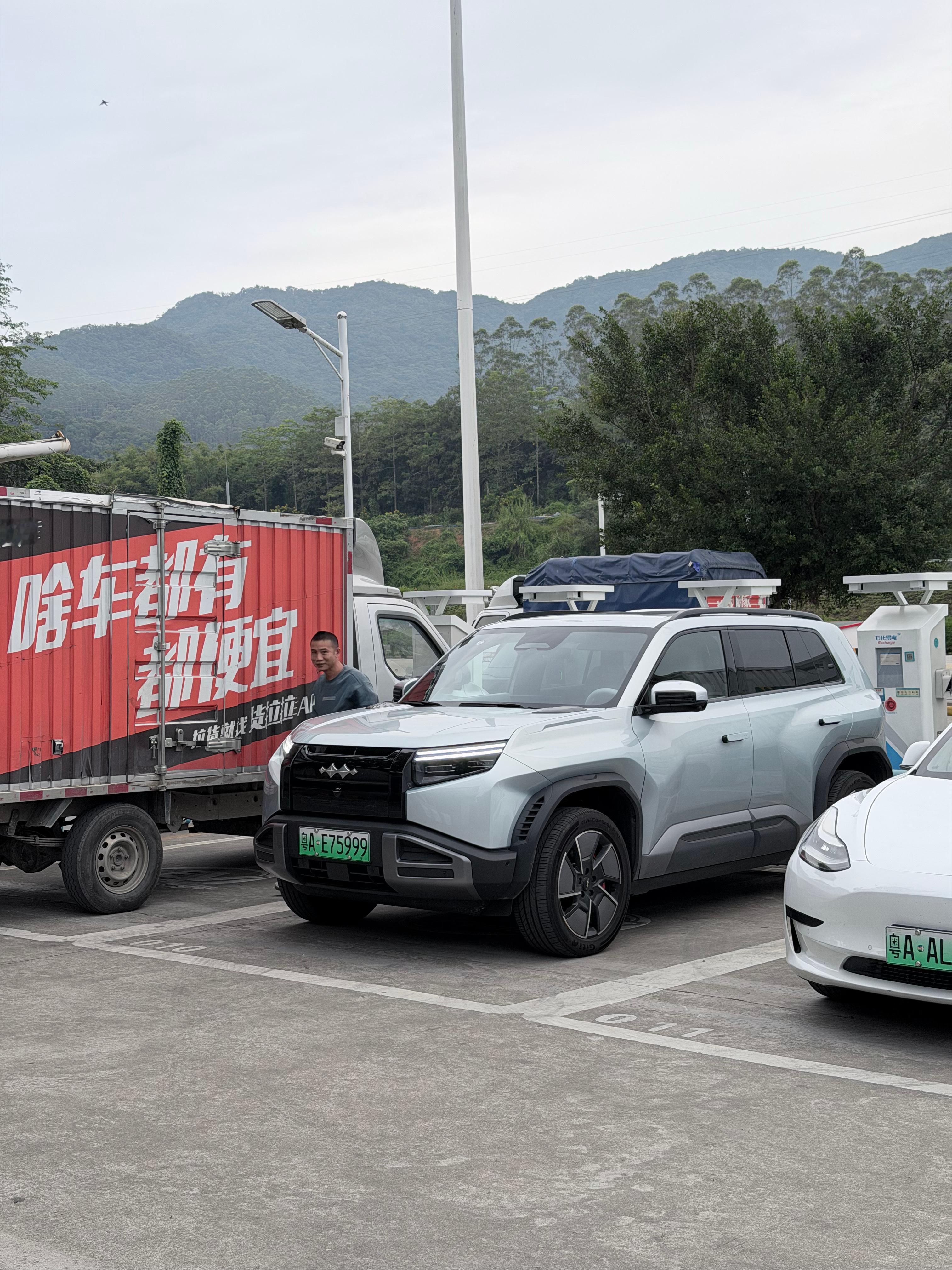 重阳回趟乡下，中途在高速上充个电我刚下车，隔壁车主：我靠来了个比亚迪的我说咋了大