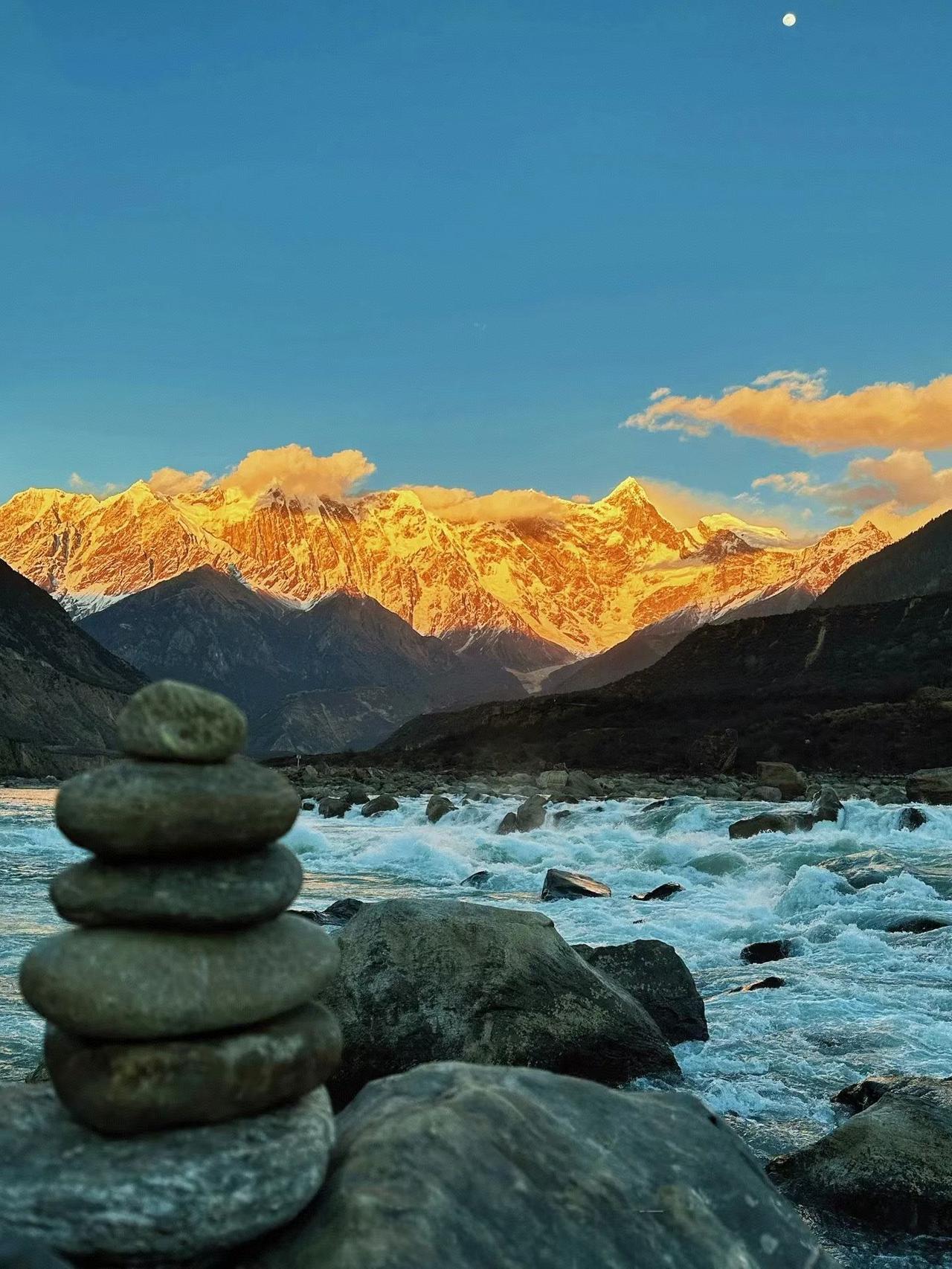 西藏的美景怎么能离开雪山呢？阳光给雪山盖上了金鼎是那么壮观那么美！