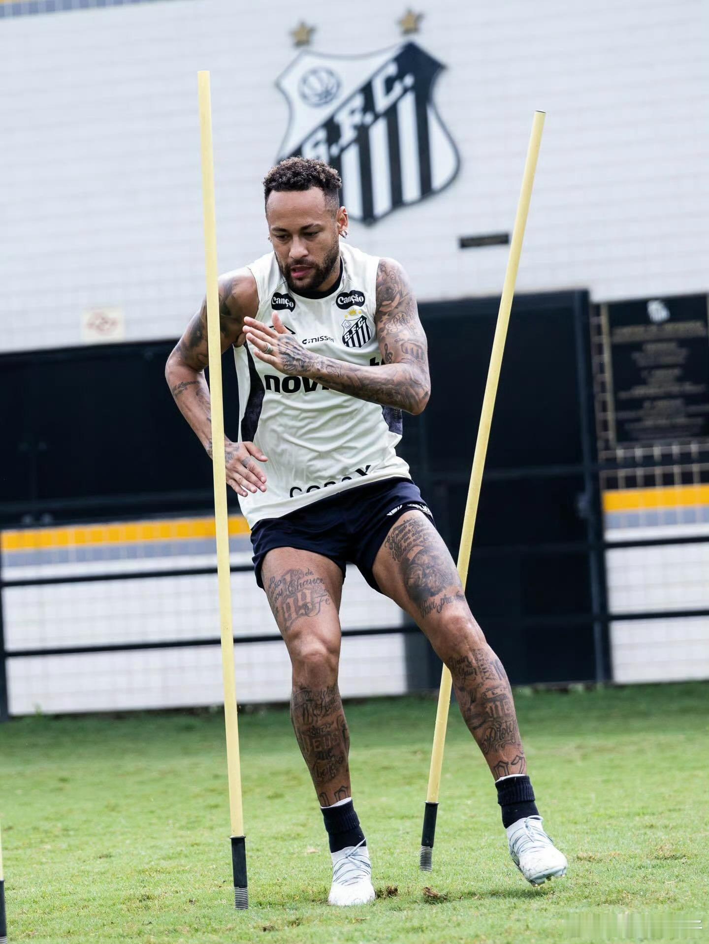 内马尔内马尔训练，周二的