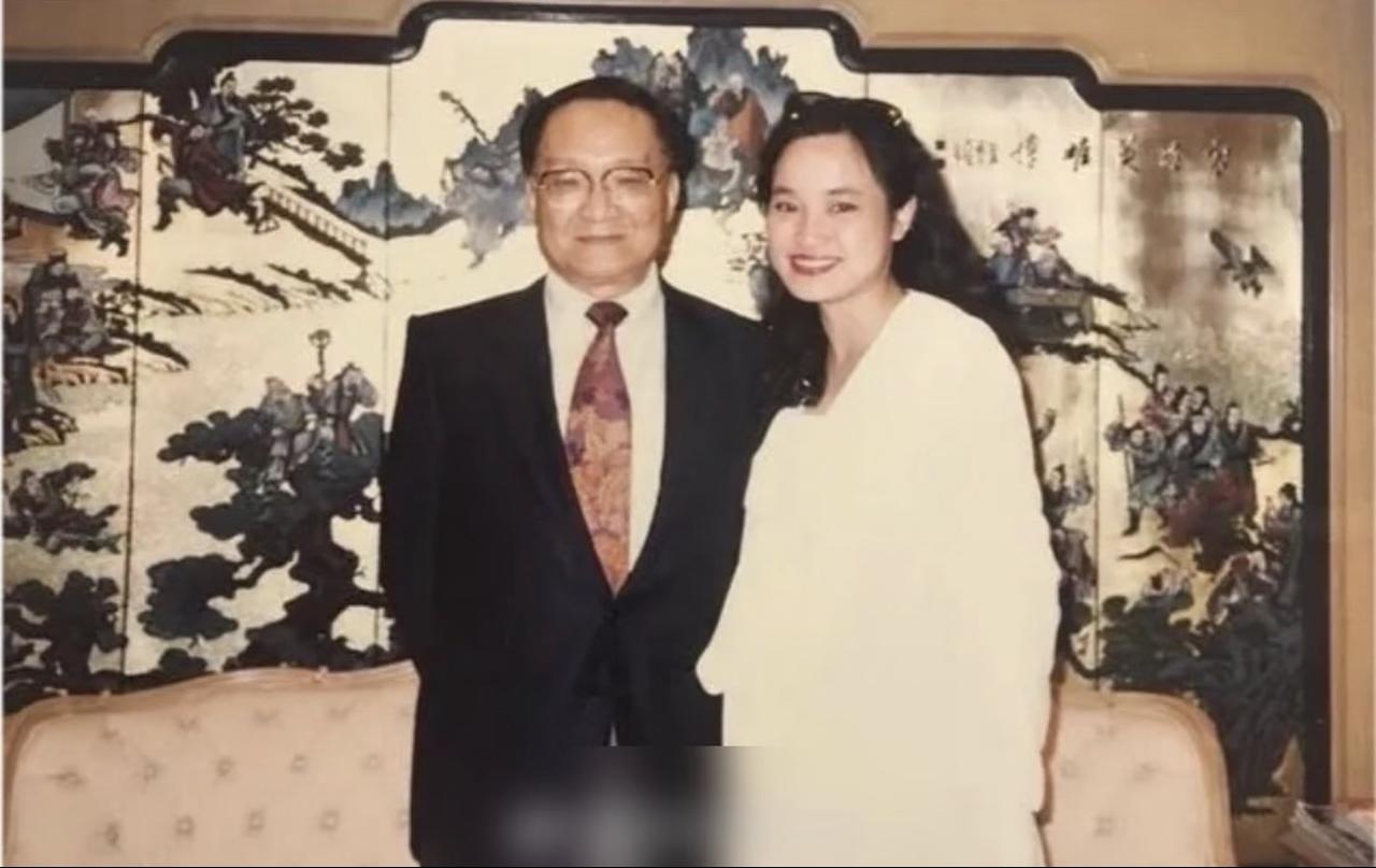 很多人聊起金庸，总说他笔下最偏爱的女主角是黄蓉、小龙女，可很少有人知道，他现实里