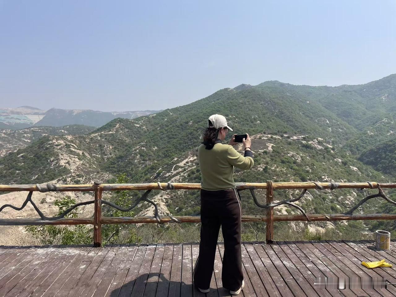 昨天闲着没事量了一下体重，妈呀，把我吓够呛。早起上完厕所，双脚踩上了体重秤，