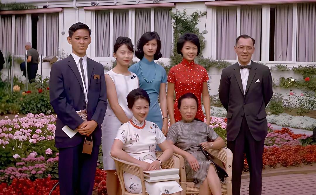 这是我国著名诗人徐志摩第一任妻子张幼仪和儿子的全家福，就少了徐志摩一人。他家的