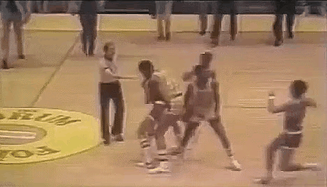 看看老一辈NBA球员才不跟你废话呢，干就完了