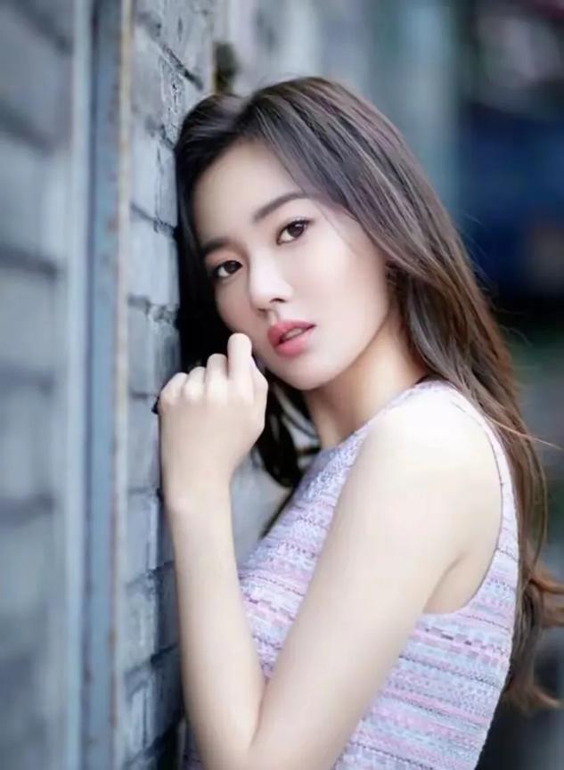 好漂亮的美女啊！一双迷人的眼睛，真的太美，温婉大方，气质杠杠滴！皮肤白皙光滑，
