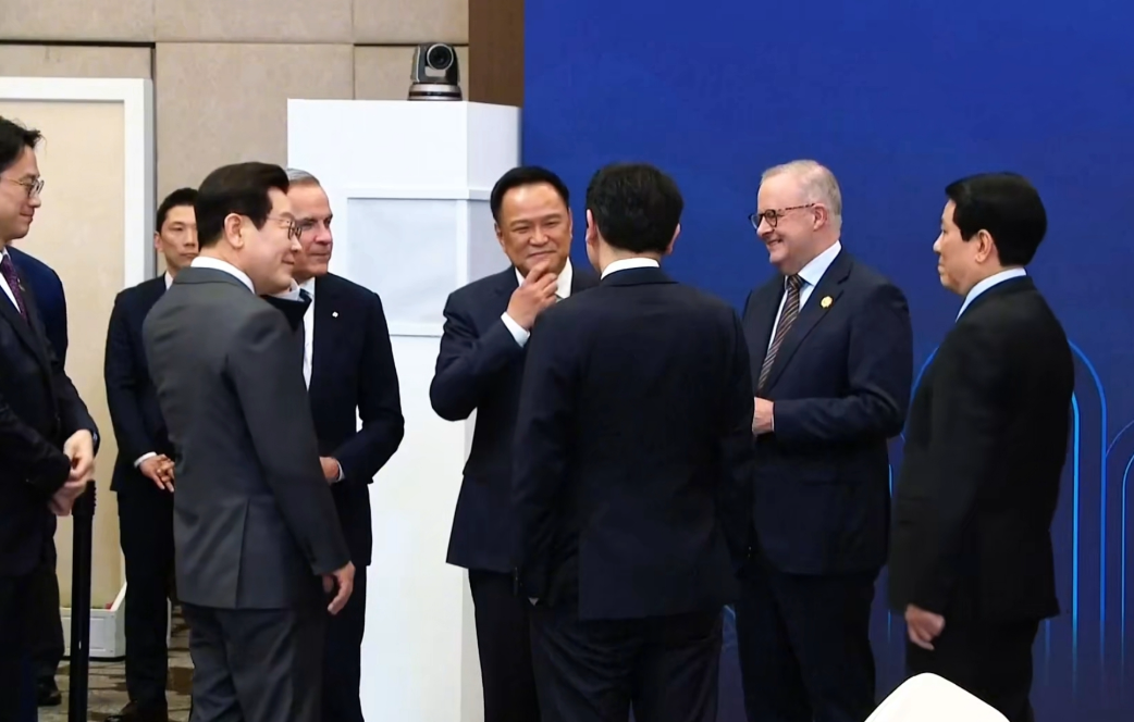 韩国APEC峰会拍摄大合影花絮，泰总理表情丰富！10月29日李在明作为东道主主动