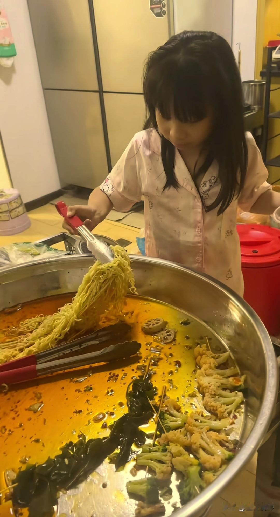 一条普通的视频竟然让多年平淡的生意一下变得门庭若市起来了，近日湖南长沙一对摆摊卖