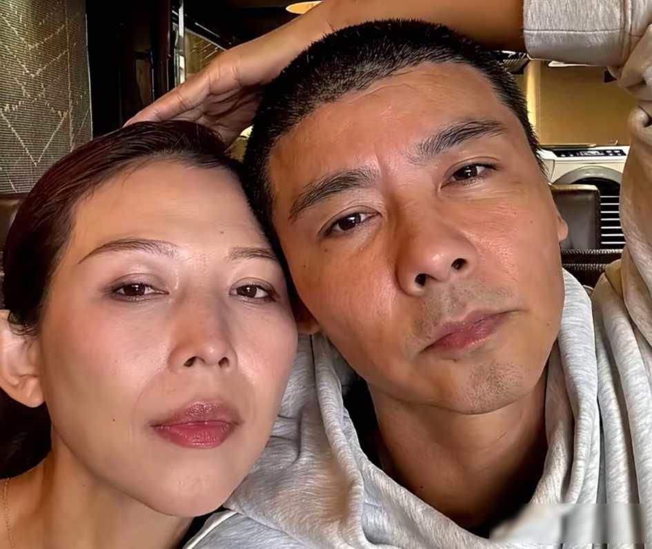 蔡少芬张晋素颜同框，发际线后移惹争议，他们怎么了？2025年12月，有人拍到蔡