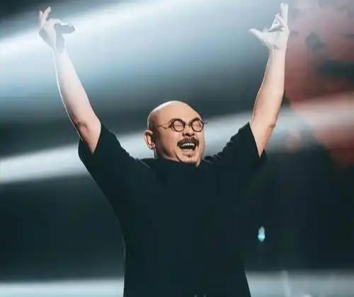 刀郎在大众心中的地位，早已超越了一位普通歌手。他不仅是中老年人“自己的周杰伦”，