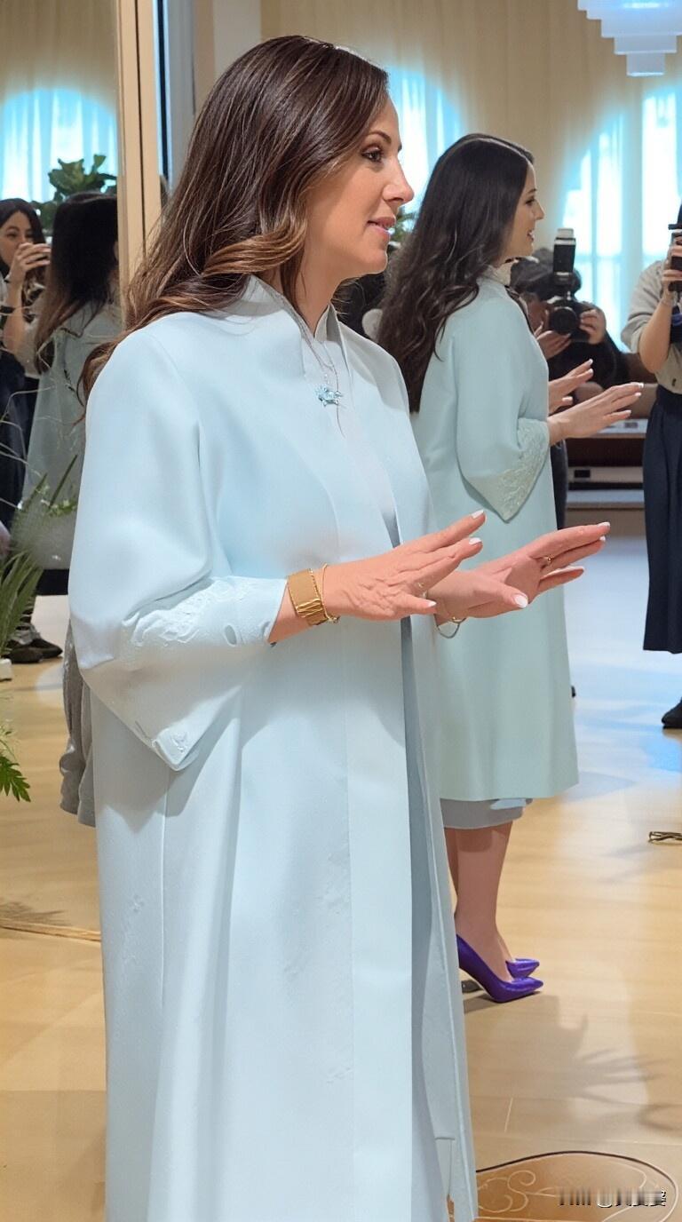 武契奇夫人塔玛拉，5月26日体验新中式服饰，东方含蓄美与异域气质完美融合，惊艳十