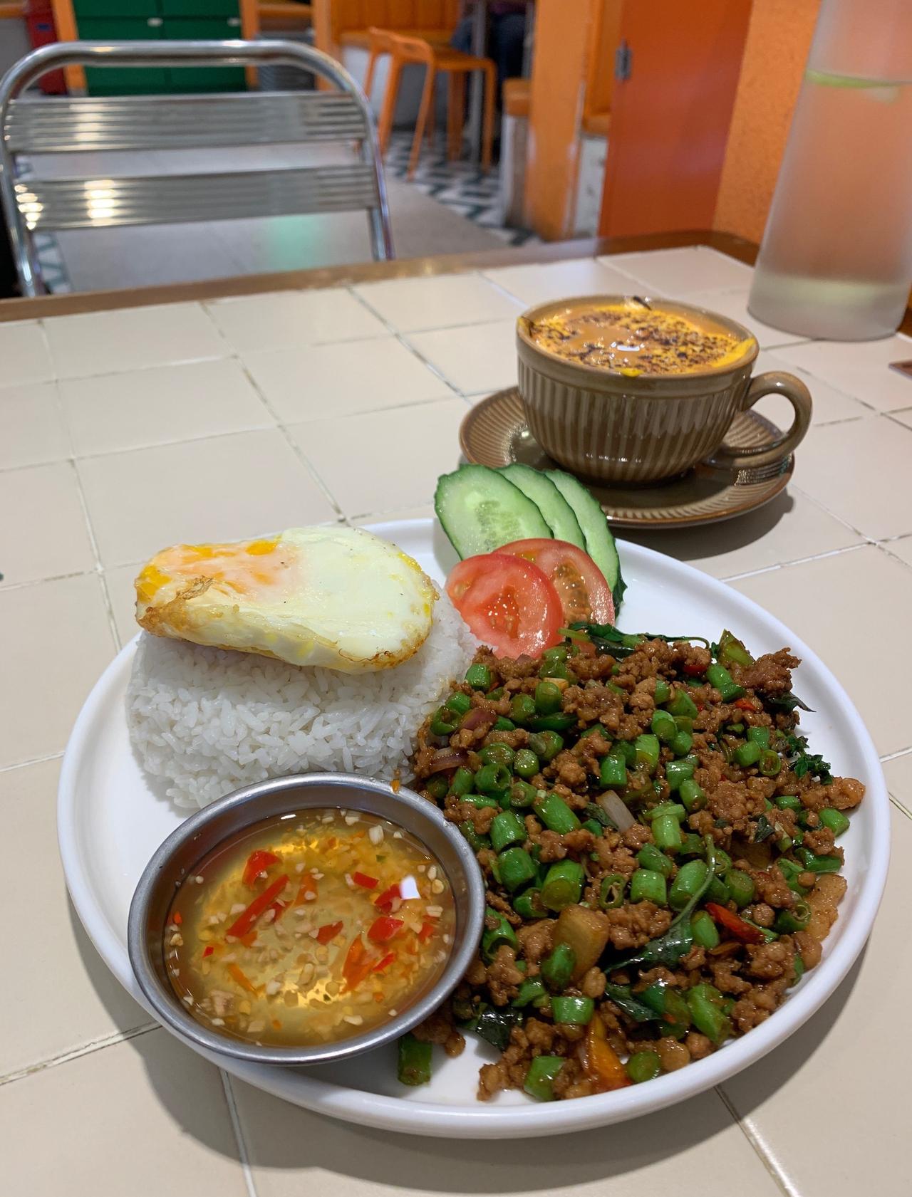 泰伴食堂泰式打抛猪配芝士热泰奶📍广州泰伴食堂·泰式热炒小馆·bistro