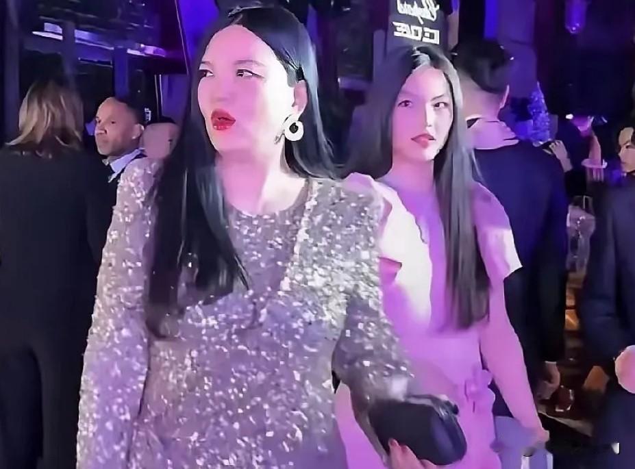 强凹名媛人设真的合适吗？哈尔滨世界旅游经济论坛的“萧邦之夜”，硬是被李湘母女穿