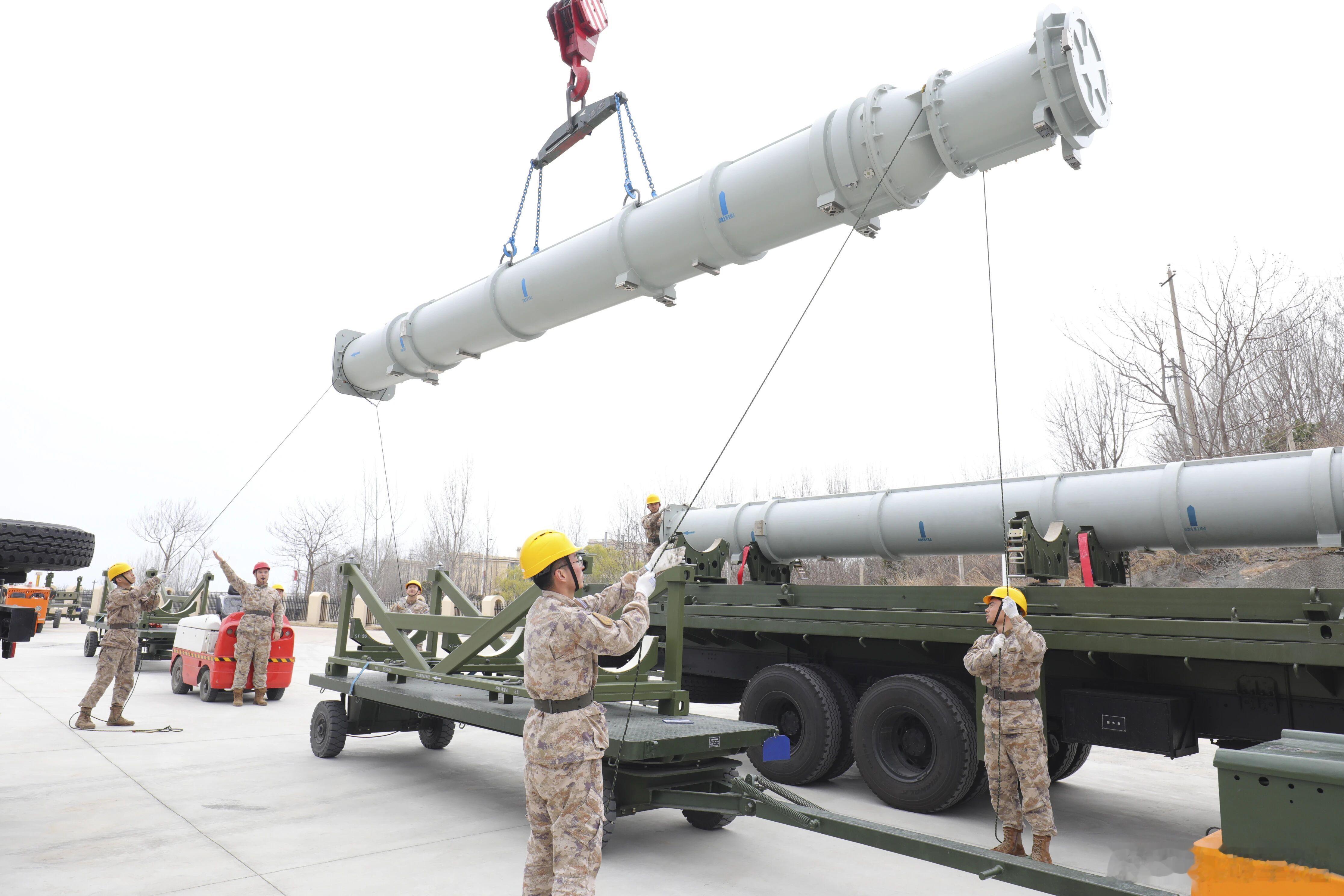 转052D改吊装垂发导弹等。