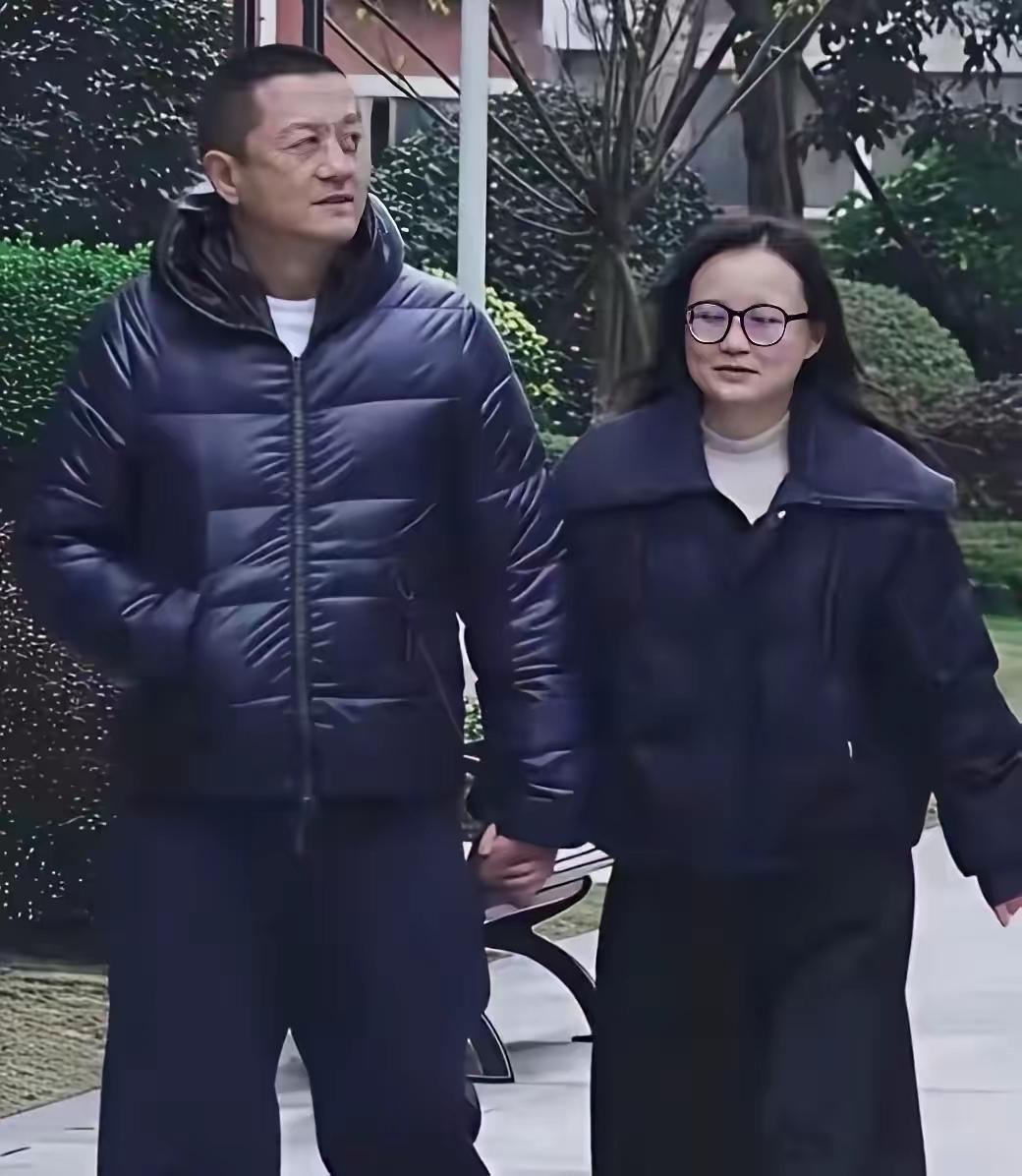 李亚鹏疯了？牵手陌生女子小区漫步，引全网热议。谁能想到，这位相伴17年的“神秘