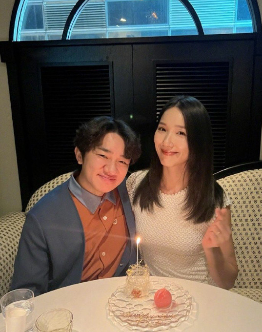 王祖蓝为老婆李亚男庆生，头次见这么精简发生日蛋糕。发现没，两人越来越有夫妻相了，