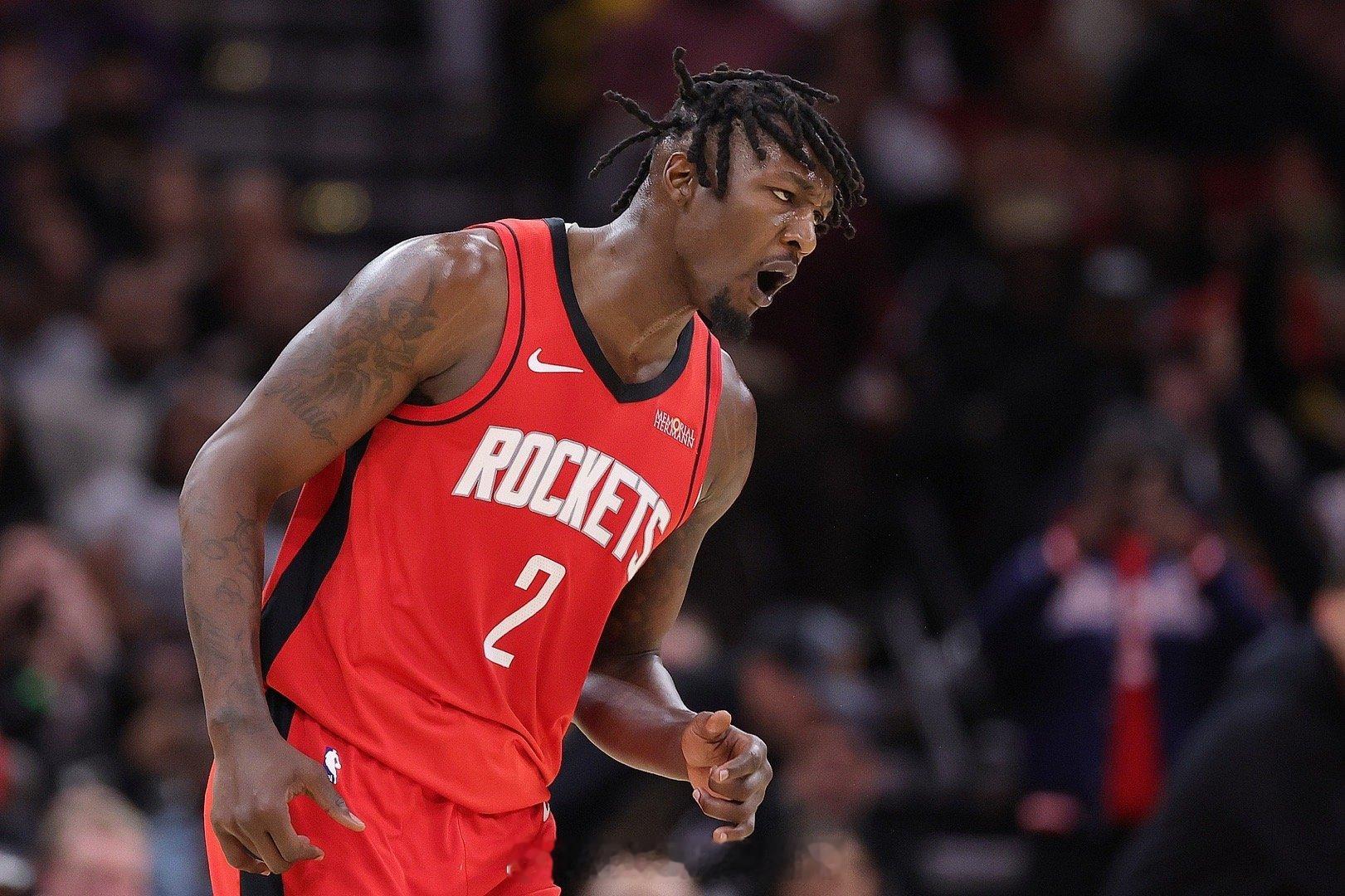 斯通被问到芬尼-史密斯近期几乎跌出球队轮换，登场发挥低迷，具体问题出在哪里：“芬