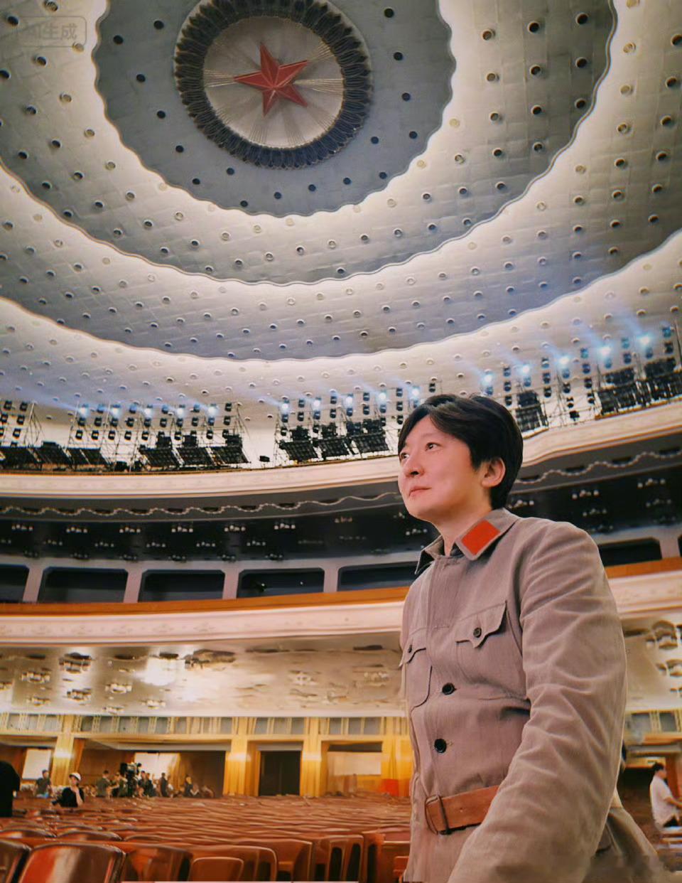 郭京飞和雷佳音去人民大会堂表演了[点赞][点赞][点赞]无上荣光啊​​​