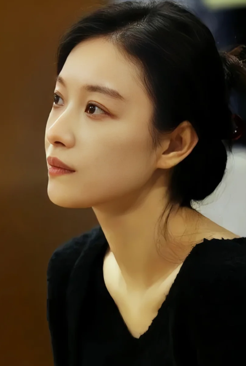 倪妮的一身黑丝装显得非常有气质优雅中带着性感倪妮是土生土长的南京人1米7的