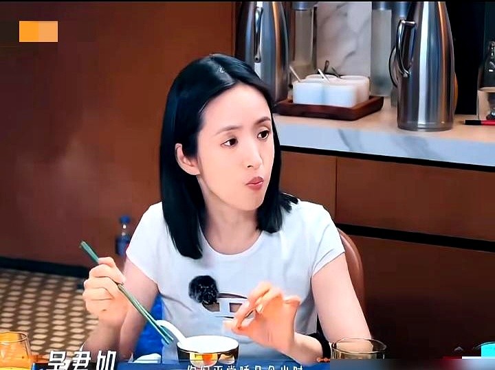 吴君如随口一问每天睡多久，邓为脱口而出：“没工作时打底9个小时，睡到自然醒。”一桌子前辈愣住了。在这