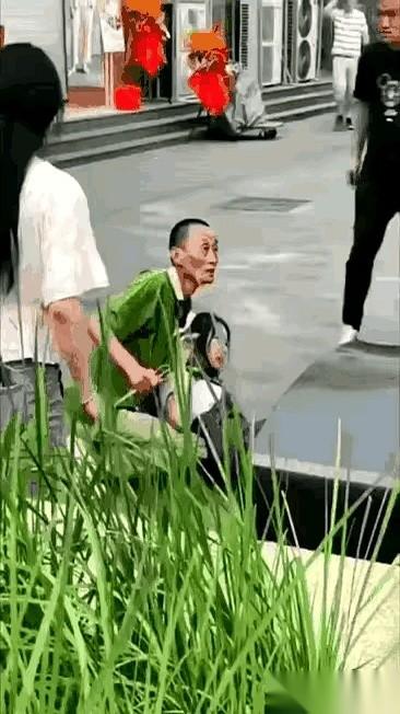 一声闷响，金属和皮肉撞在了一起。刚刚还嚣张到不行的人，像一截断了线的木偶，直挺