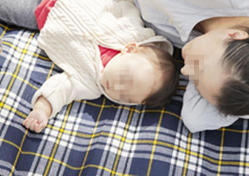22岁宝妈半夜醒来给4个月大宝宝喂奶, 第二天睁眼一看脸都吓青了