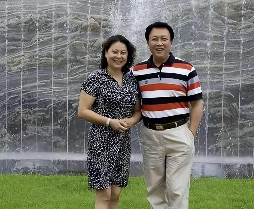 这是唐国强和妻子壮丽的一张合影，她的妻子人如其名，身材又壮实，骨架又大，颜值还真