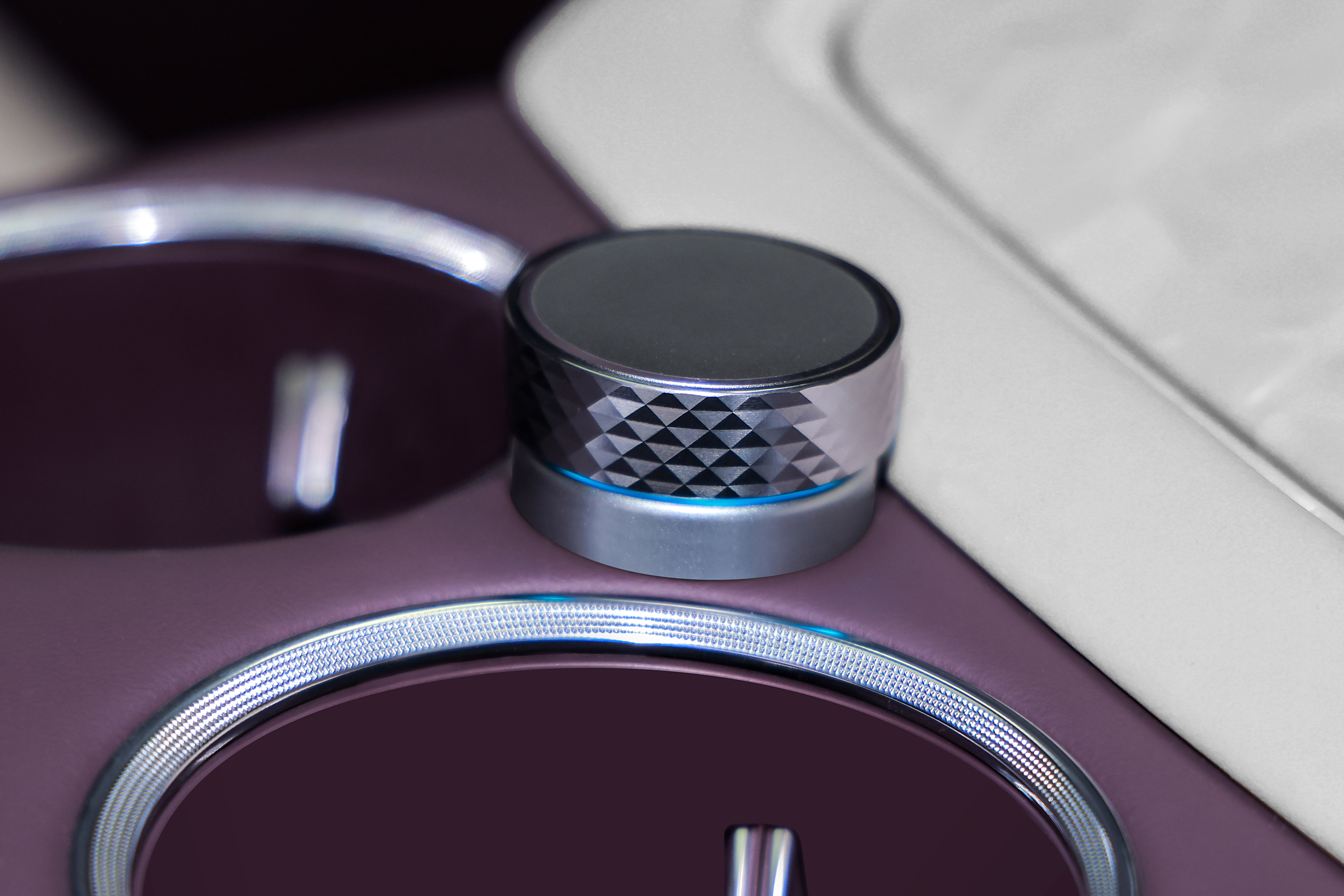 问界M6内饰有两个好玩的小细节。一个是副驾的灵感橱窗。以往可能是在这个位置放