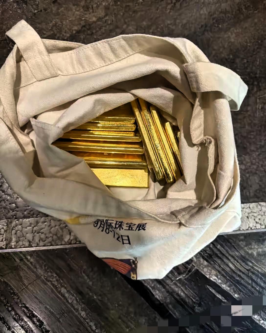 有人说，普通人的一生，盯着黄金就够了，这话我深以为然！金价跌，经济稳适合拼事